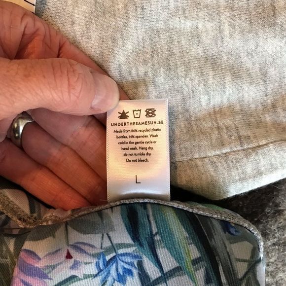 Under the same sun yoga crop top, size L - Picture 8 of 9